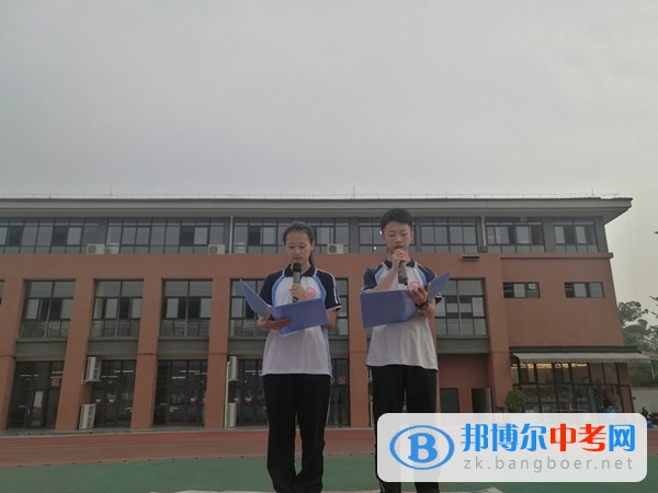 四川省新津中学重视食品安全,珍惜健康身体 亲爱的老师,同学们,大家上午好! 我是高二三班农楚枫,我是吴家仪。我们演讲的题目是重视食品安全,珍惜健康身体。 常言道:国以民为本,民以食为天。食品是人类生存的第一需要,不讲食品安全,哪怕是一块豆腐,一根豆芽,都能让疾病发生;不懂食品安全,哪怕是小小的一包盐,就能中断免疫系统的正常运行,甚至让生命处于危险之中。 健康,何等重要! 生命,何等珍贵! 毒大米、地沟油、小龙虾、毒韭菜,我们听过太多食品带来的灾难。2010年4月~8月,光江苏省就发生食物中毒事件19起,中毒人数465人。其中餐饮服务单位7起,学校食堂2起,企业单位4起,家庭聚餐4起,集中配餐中心2起,从致病原因看,主要是食品及其原料受到致病菌污染,或是没有充分加热杀灭致病菌,又或者是农药残留导致。 在食品安全不良的条件下,儿童、孕妇、年老体弱者和免疫力低下的人群更容易感染食源性疾病,成为最主要的受害人群,据调查研究,60%的儿童性早熟都是由食品问题引起的。根据世界卫生组织的估计,全球每年发生食源性疾病数十亿人。 根据我国《食品卫生法》第六条的规定:“食品应当无毒、无害,符合应当有的营养要求,具有相应的色、香、味等感官性状”。“无毒、无害”是指正常人在食用情况下摄入可食状态的食品,不会造成对人体致病、危害,食品是安全的。同时,食品是有营养,食品是能促进健康的。 同学们,请认真思考一下我们吃的食物健康吗?安全吗?1块钱一包的辣条,布满了红油和辣椒粉,吃着的确很美味,殊不知过量的盐、味精,致命的“苏丹红”才是美味的根源。 烧烤也是如此,过量的调味料完全遮盖了食物本身的味道,即便食物已经腐烂,烤制过后你也难以察觉。你吃的根本不是食物本身,而是一包一包的辣椒、胡椒、味精等。 再比如泡面,那可是高油脂、高盐量、高添加。因为大部分方便面都采用油炸的方法进行干燥制作,过程不注重卫生,油炸会产生致癌物质,调料包会有防腐剂,碗上有聚苯乙烯等等,长期摄入会引发三高,甚至是癌症,而且方便面的营养几乎全部丢失。 花花绿绿的零食,美丽的外衣下隐藏的就是健康杀手,“病从口入”就是这样。 我们可以吃富含维生素的深色应季蔬菜,可以吃美味可口的应季水果,多吃清淡的食物,少吃盐过多,味精过多的食物等等。不要觉得淡而无味,将这些健康的食材巧妙地组合起来就会变成一道道真正的美味佳肴! 同时,我们希望国家的食品监督管理部门为百姓的健康竖起一道坚实的保障之门!用严格的标准来保障食品的健康、安全! 老师们、同学们,我们呼吁“不图口舌之快,重视食品安全,珍惜健康身体。”谢谢!我们的演讲完毕!